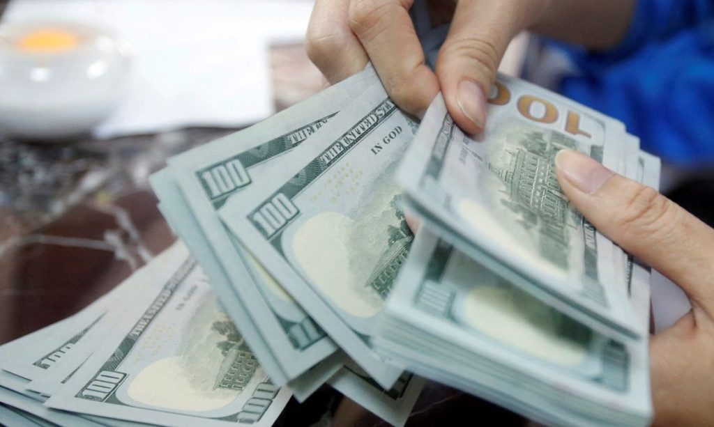 Dólar sobe a R$ 5 e bolsa cai 2% em dia de tensão global