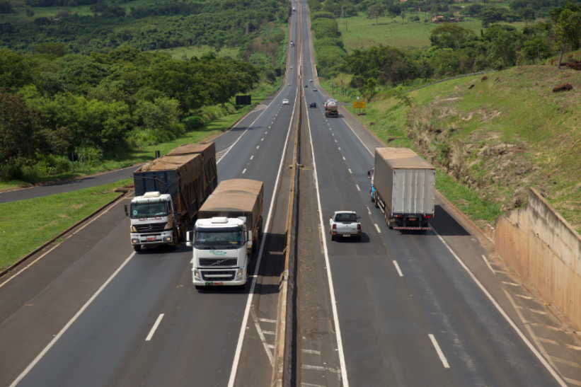 Empresas respondem por mais de dois terços do volume de cargas transportadas por rodovias