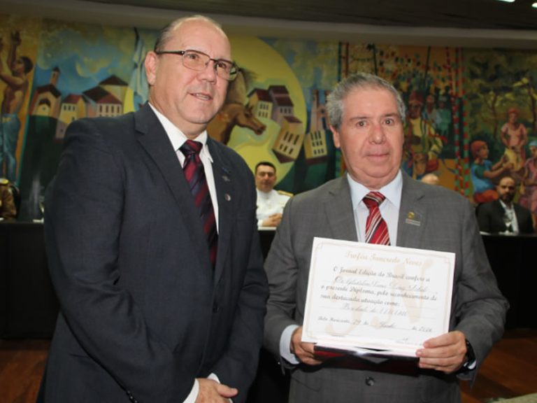 Gladstone Lobato recebe o Troféu Tancredo Neves