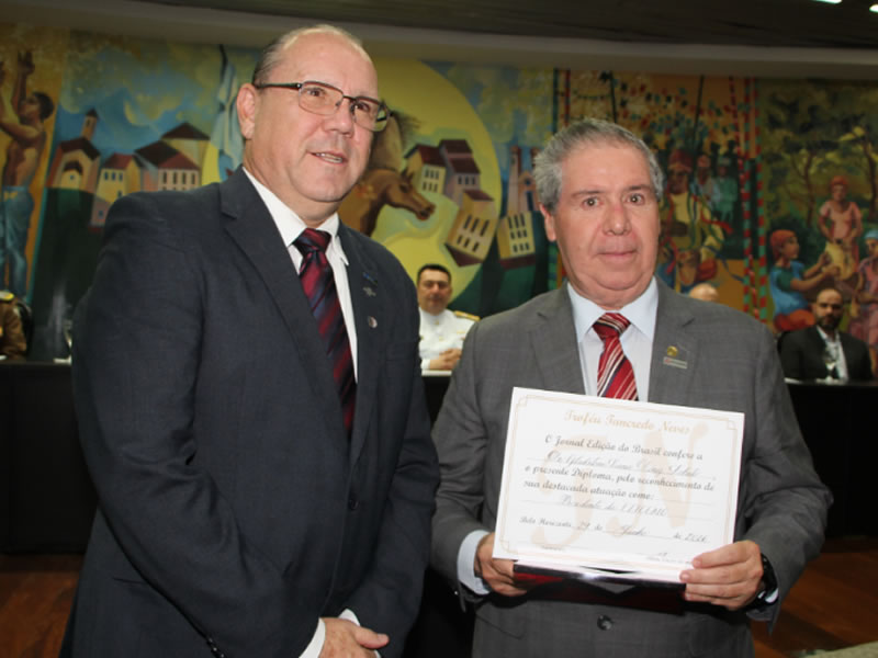 Gladstone Lobato recebe o Troféu Tancredo Neves