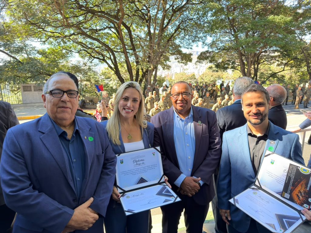 Pedro Andrade é homenageado pelo Exército Brasileiro durante solenidade da 4ª Região Militar