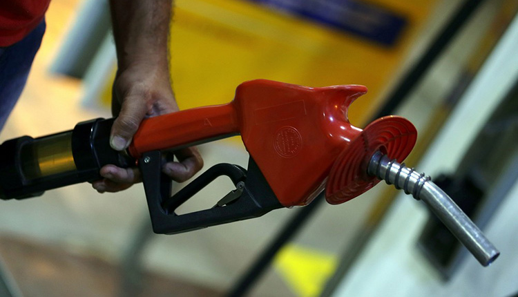 Preço do diesel nas refinarias cai até 10,4% e governo avalia cortar auxílio