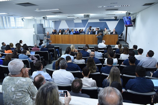 Operação de ferrovia que liga Minas à Bahia depende de composição com o governo federal