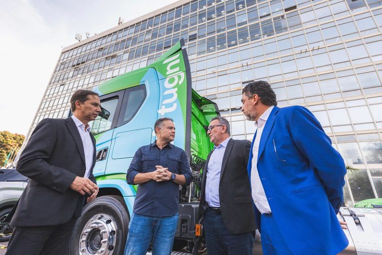 Com a presença do presidente da FETCEMG, primeiro caminhão movido a Gás Natural Liquefeito (GNL) produzido no Brasil é apresentado no Ministério dos Transportes
