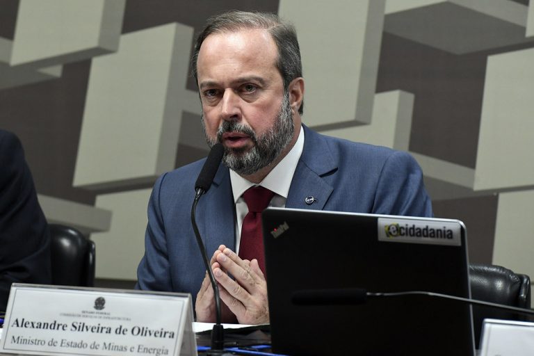 À CNN, Alexandre Silveira diz que preço do diesel deve cair “em breve”