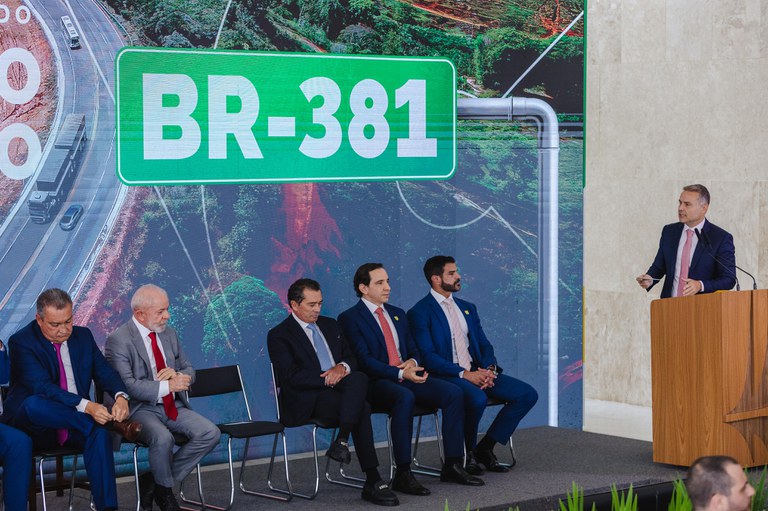 Hoje rebatizamos a 381 como ‘rodovia da vida’”, comemora Renan Filho durante assinatura de concessão da BR-381/MG, ao lado de Lula