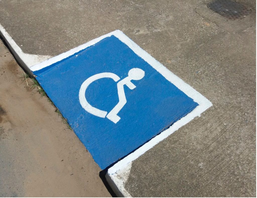 Comissão do Senado aprova multa gravíssima para quem estacionar em rampa de acesso de cadeirantes