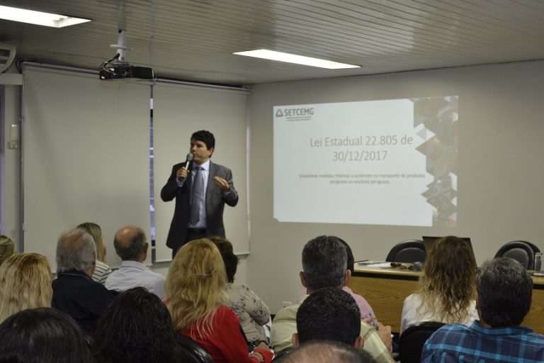 Setcemg apresenta lei sobre transporte de produtos perigosos a transportadores do estado durante Café com Palestra
