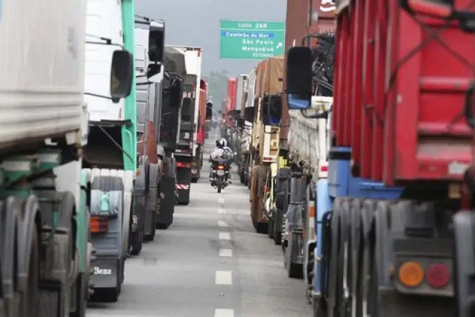 Emplacamentos de caminhões crescem 47,6% até julho