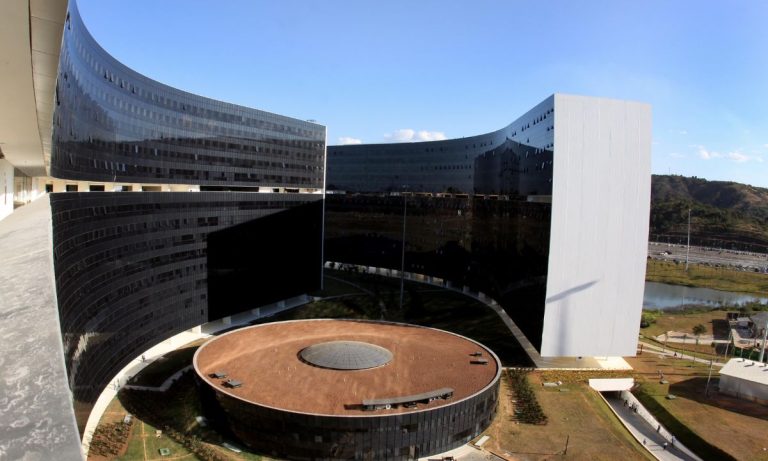 Sonegação de ICMS fez governo de Minas excluir 74 empresas do Simples Nacional em 2025