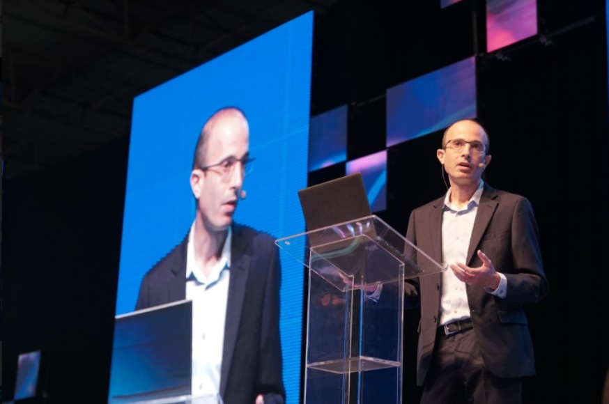 Yuval Harari fala sobre a necessidade de retreinar pessoas com o avanço da inteligência artificial