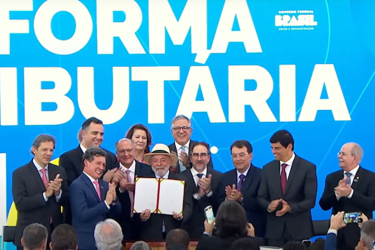 Lei que regulamenta a Reforma Tributária é sancionada com avanços para o setor de transporte conquistados pela CNT