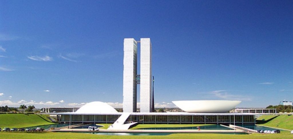 Comissão discute reforma tributária com confederações