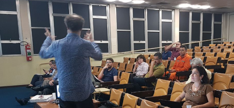 REUNIÃO NO DEER DISCUTIU LEGISLAÇÃO PARA TRANSPORTE DE CARGAS PERIGOSAS
