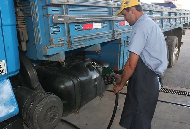 Preço do diesel deve continuar subindo em 2025, aponta especialista