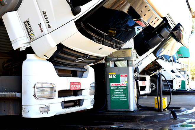 Aumento nas refinarias pode deixar litro do diesel R$ 0,17 mais caro