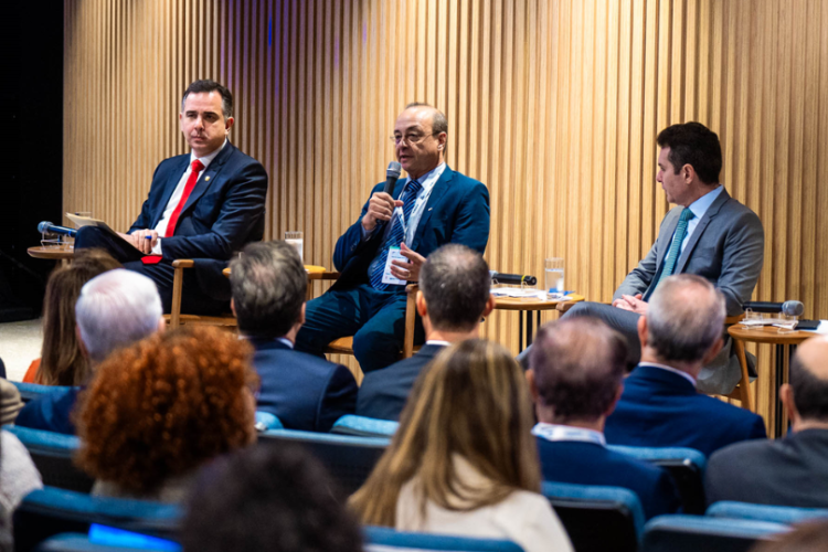 Autoridades e empresários discutem soluções para uma mobilidade urbana sustentável no 8º Fórum CNT de Debates