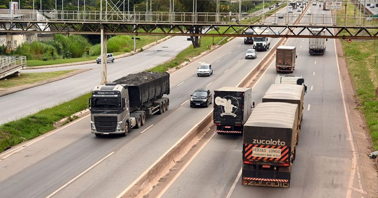 Transportes de cargas e logística já sofrem efeitos das tarifas impostas pelos EUA