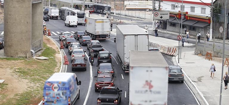 Dificuldades nas entregas urbanas aumentam custo do frete em até 20%