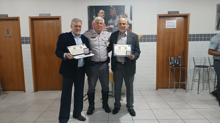 Julio Eduardo Simões recebe Challenge Coin de Honra ao Mérito do 1º Batalhão de Polícia Rodoviária