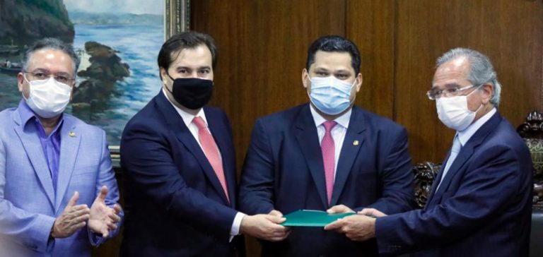 Maia e Alcolumbre recebem de Paulo Guedes proposta do governo de reforma tributária