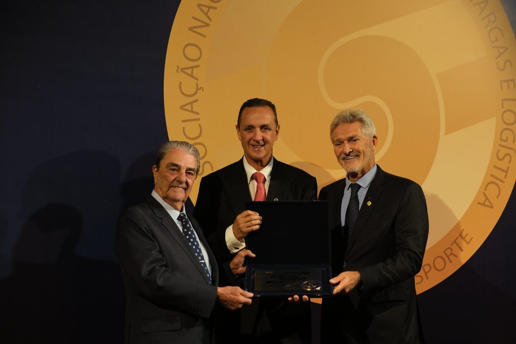 Diretor da Fetcemg recebe medalha de mérito do transporte do NTC