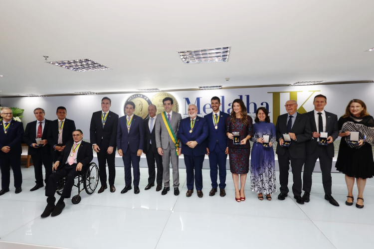 Gladstone Lobato, vice-presidente da FETCEMG, recebe a Medalha JK, da CNT, em Brasília (DF)