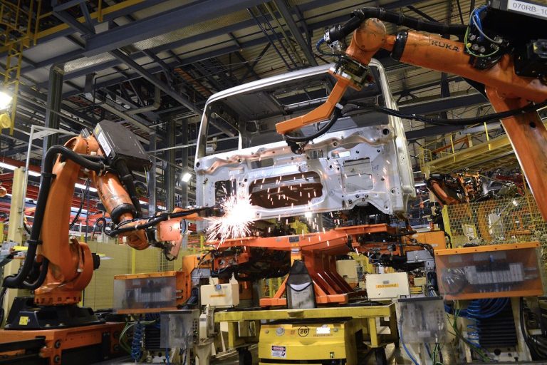 Mercedes-Benz registra o marco de 250.000 cabines de caminhões produzidas em Juiz de Fora