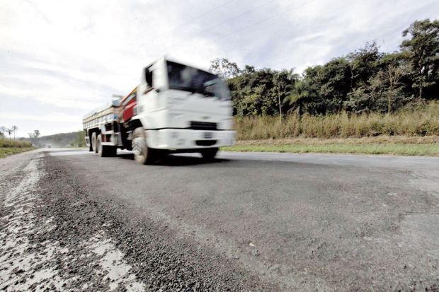 TRANSPORTE RODOVIÁRIO DE CARGAS SEGUE EM MOVIMENTO