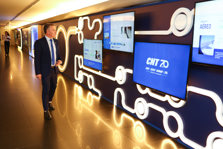 Parlamentares prestigiam exposição que celebra os 70 anos de história da CNT