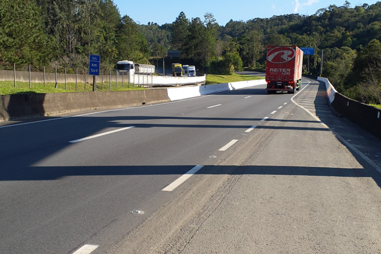 Restrições ao tráfego de veículos pesados nas rodovias estaduais permanecem para feriado do Dia do Trabalhador
