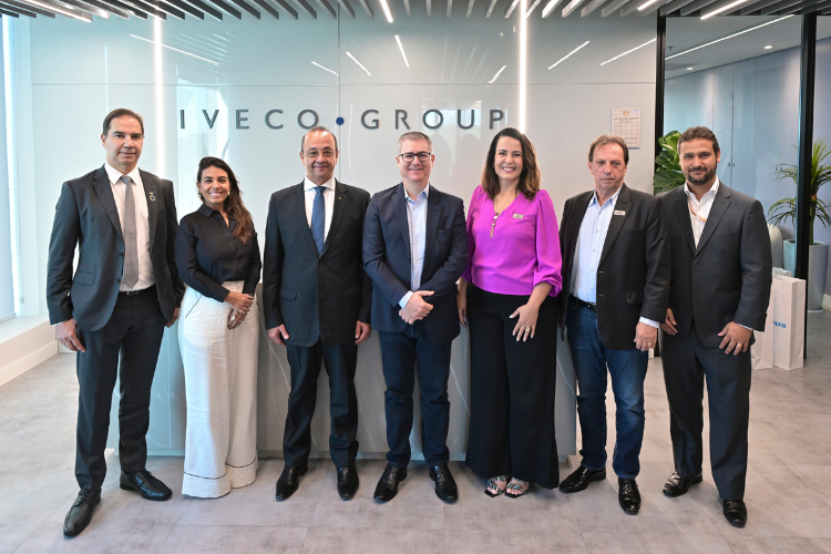 SEST SENAT e Iveco Group assinam parceria do 'Caminho para elas' em prol da qualificação profissional das caminhoneiras