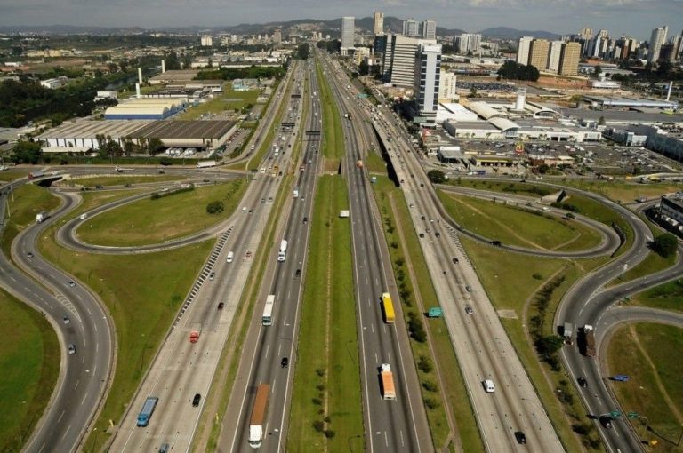 Transporte de cargas sobe 1,4% em julho com safra recorde e puxa setor de serviços, diz IBGE