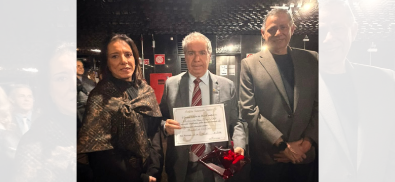 Presidente da FETCEMG, Gladstone Lobato, recebe o Troféu Tancredo Neves