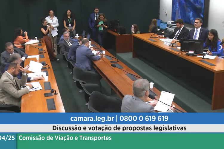 Vitória do setor: Câmara rejeita projeto que proibia uso de pneus recapados em ônibus e caminhões