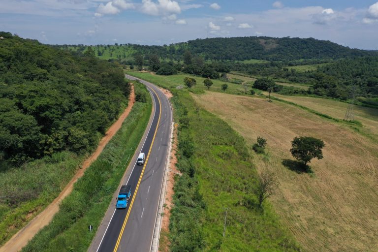 Concessionária entrega obras de terceiras faixas em rodovia de Itaúna