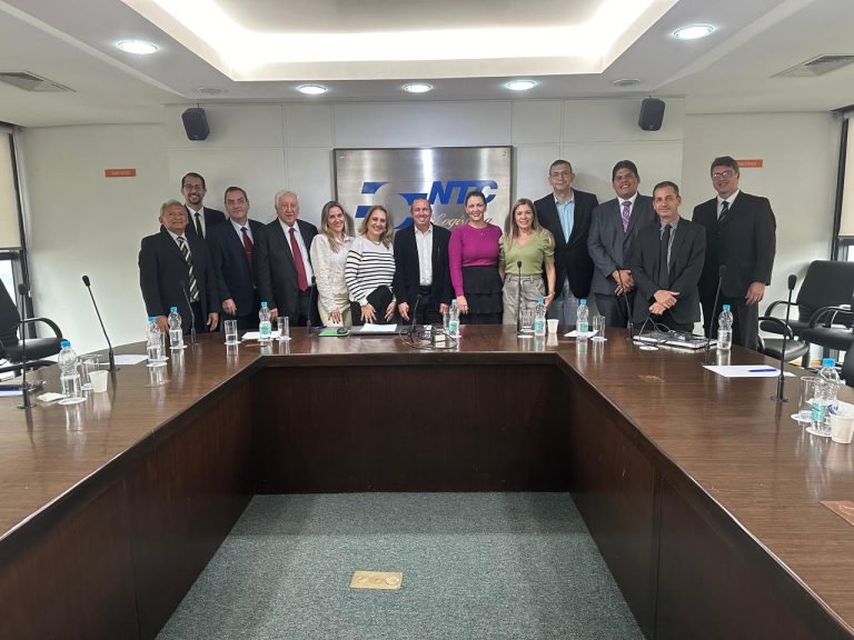 Com a presença da FETCEMG, reunião da CATSIND/NTC&logística destaca avanços em negociações coletivas e análise da Lei 13.103/15